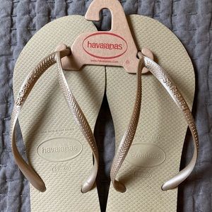 NWT Havaianas sand/gold flip flops